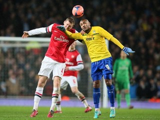 Per Mertesacker z Arsenalu (vľavo) a Leon Clarke.