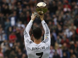 Ronaldo pred zápasom ukázal fanúšikom aj Zlatú loptu.