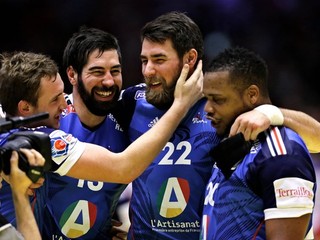 Francúzski hádzanári Porte Valentin, Nikola Karabatič, Luka Karabatič a Cedric Sorhaindo sa takto tešili už z víťazstva proti Španielsku v semifinále majstrovstiev Európy v hádzanej mužov v dánskom Herningu.