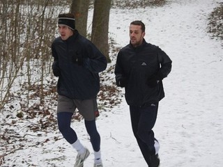 Futbalista Slovácka Jan Trousil (vľavo) pri bežeckom tréningu v Kunovskom lese.