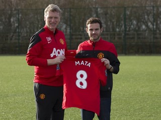 Juan Mata a David Moyes vo farbách Manchesteru United.