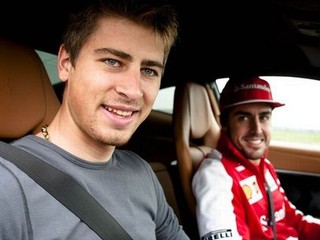 Peter Sagan (vpredu) by mal byť jednou z hviezd nového cyklistického tímu pretekára F1 Fernanda Alonsa (vzadu).