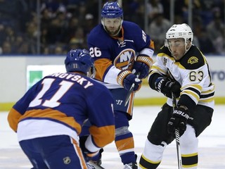 Brad Marchand z Bostonu (vpravo) a hráči Islanders Ľubomír Višňovský a Thomas Vanek.