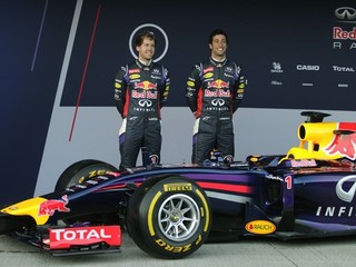 Sebastian Vettel (vľavo), Daniel Ricciardo a ich nový model RB10.