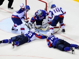 Vpravo hore Marián Gáborík, brankár Slovinska Robert Kristan a Ľuboš Bartečko počas zápasu Slovensko - Slovinsko na majstrovstvách sveta 2011 v Bratislave.