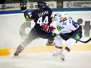 Sprava: Hráč Magnitogorska Dmitrij Kazionov a hráč Slovana Andrej Sekera počas zápasu KHL v minulej sezóne. Slovan zdolal Magnitogorsk aj s Malkinom po nájazdoch 4:3. Domáci hrali aj s Višňovským no už bez Šatana po zranení.