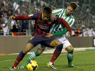 Neymar (vpredu) už v drese Barcelony.