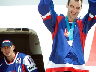 Kapitán Zdeno Chára a Miroslav Šatan po prílete z MS 2012 do Bratislavy.