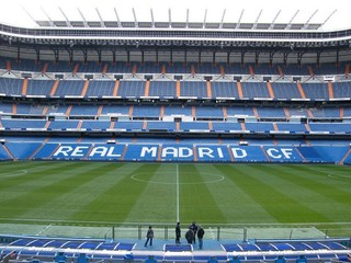 Štadión Santiaga Bernabéua otvorili v roku 1947 ako Estádio Chamartín, súčasný názov nesie od januára 1955. Dvakrát ho modernizovali a štyrikrát rozširovali. Kapacita je 85 454 divákov.