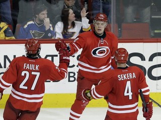 Sekera a Faulk sa tešia so spolu so Seminom (v strede) z gólu v Halákovej bráne.