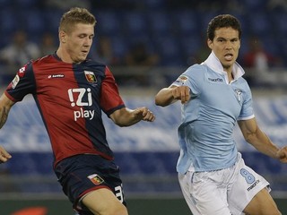 Hernanes v súboji s Kuckom.