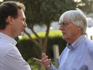 Šéf F1 Bernie Ecclestone (vpravo) a Christian Horner z Red Bullu.