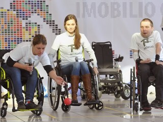 Zľava Zuzana Štefečeková, Danka Barteková a Robert Ďurkovič počas súťaže Imobilio Cup v paralympijskom športe Boccia.