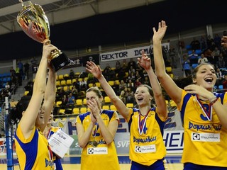 Radosť hráčok Doprastavu s pohárom po víťazstve vo finále.
