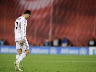 Ronaldo opúšťa po vylúčení ihrisko.
