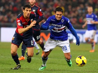 Nicolas Burdisso z Argentíny (vľavo) a Brazílčan Martins Eder v drese Sampdorie.
