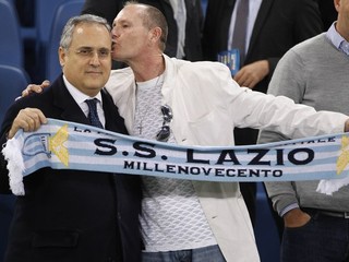 Claudio Lotito (vľavo) a bývalý hráč klubu Paul Gascoine na archívnej snímke.