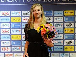 Víťazka ankety Talent roka 2013, futbalistka Ľudmila Maťavková, pózuje počas vyhlásenia ženskej jedenástky roka 2013 v Poprade.