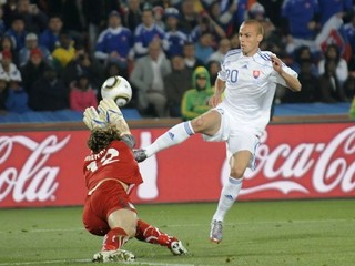 Kopúnek v roku 2010 takto proti Taliansku strelil postupový tretí gól do osemfinále pri víťazstve 3:2.