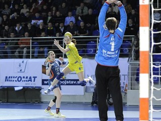 Hráčka Michaloviec Terézia Szöllösiová (s loptou) a brankárka Leverkusenu Natalie Hagel (vpravo).