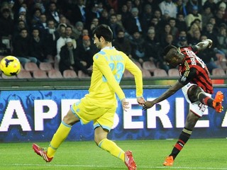 Strieľa Mario Balotelli z AC Miláno. Neapol vyhral 3:1.