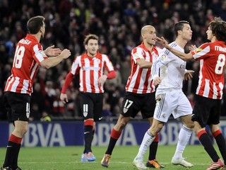 Hráči Athleticu Bilbao a Cristiano Ronaldo na ilustračnej snímke.