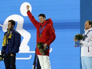Zľava strieborný Švéd Marcus Hellner, zlatý  Švajčiar Dario Cologna a bronzový Nór Martin Johnsrud Sundby.