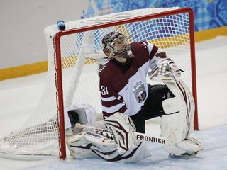 Smutný brankár Lotyšov Edgars Masalskis po inkasovanom a ešte k tomu aj vlastnom góle 8 sekúnd pred koncom.