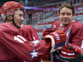 Pavel Bure (vpravo) s Vladimirom Putinom.