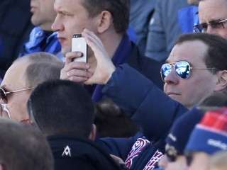 Premiér Medvedev vpravo a prezident Putin vľavo v hľadisku.