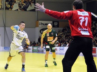 Zľava: Adam Mazur - hráč Hlohovca a Petr Štochl - hráč Berlína počas pohárového zápasu EHF v Hlohovci 15. februára.