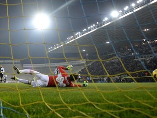 Panagiotis Kone prekonáva brankára Parmy.