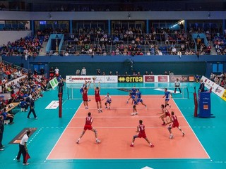 Hráči Slovenska a Ruska počas medzinárodného zápasu v Bratislave v septembri. Ilustračná snímka.