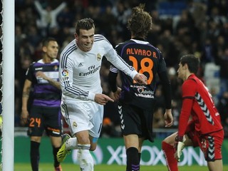Gareth Bale v bielom, vybavil všetky góly Realu.