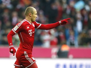 Arjen Robben pre dokonalú oslavu riskuje aj zranenie.