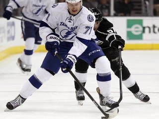 Slovenský útočník Tampy Bay Richard Pánik (v popredí), vpravo hráč Los Angeles Kings Linden Vey.