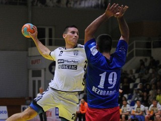 Na snímke vľavo hráč HC Sporta Hlohovec Adam Mazur.