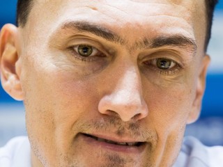 Miroslav Šatan počas tlačovej konferencie 3. decembra.