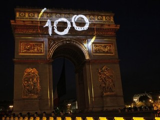 Projekcia na Víťaznom oblúku pri príležitosti 100. edície prestížnych cyklistických pretekov Tour de France.