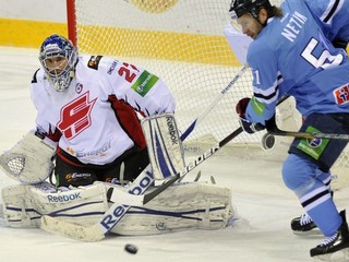 Takto na brankára Anatgardu Omsk Mathieu Garona útočil Slovanista Tomáš Netík.