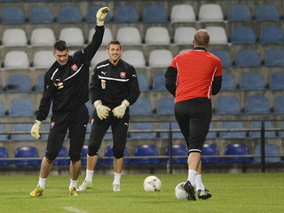 Z tréningu slovenskej futbalovej reprezentácie pred kvalifikačným zápasom v Rige. Zľava Matúš Kozáčik, Martin Dúbravka a Ján Mucha.