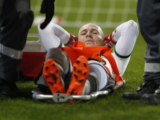 Robbena vynášajú z trávnika v Augsburgu.