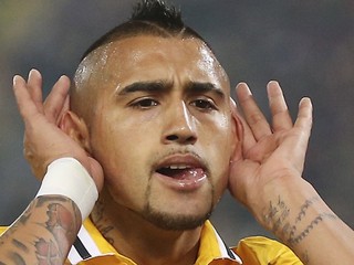 Arturo Vidal oslavuje gól.