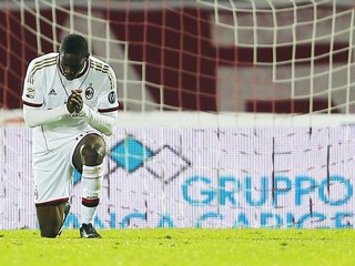 Brankár sa len prizeral Balotelliho gólu z priameho kopu