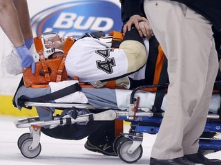 Na hráča v NHL zaútočil zozadu, zvalil ho na ľad a udieral do tváre