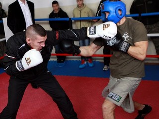 Tomi "Kid" Kovács (vľavo) počas duelu s elitným vojakom z 5. pluku špeciálneho určenia Ministerstva obrany SR.