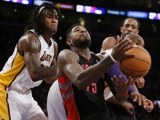 Amira Johnsona z Toronta (v strede) bránia hráči Los Angeles Lakers Jordan Hill a Kobe Bryant (vpravo).