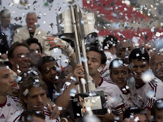 Hráči Fluminense (v strede bozkáva trofej Fred) takto pred rokom oslavovali titul.