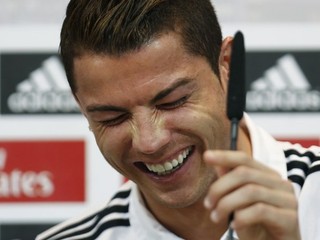 Cristiano Ronaldo sa smeje na nedeľňajšej tlačovej besede.