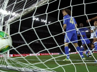 Paolo Guerrero z Corinthians dáva gól Chelsea pred rokom v japonskej Jokohame. Brazílsky klub vo finále zdolal FC Chelsea 1:0.